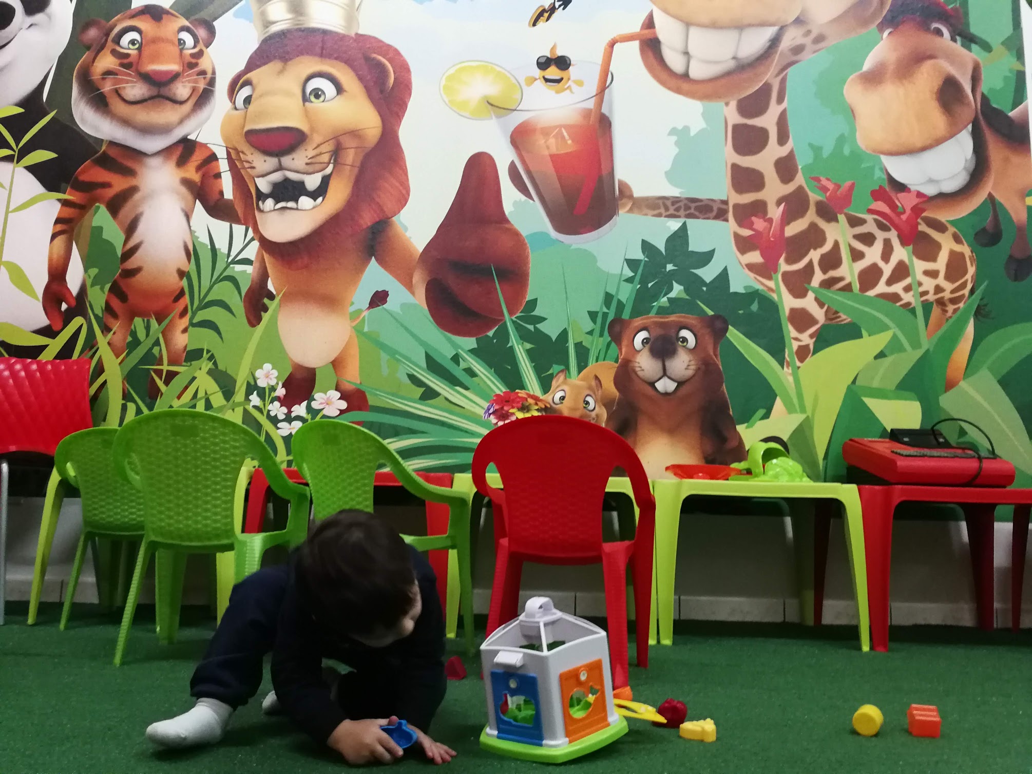 Sala per feste di compleanno con gonfiabili e giochi per bambini
