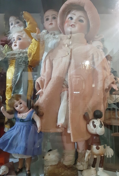 Collezione Fontana di bambole e giocattoli