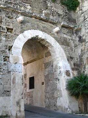 porta dei due leoni cagliari passeggiata in Castello